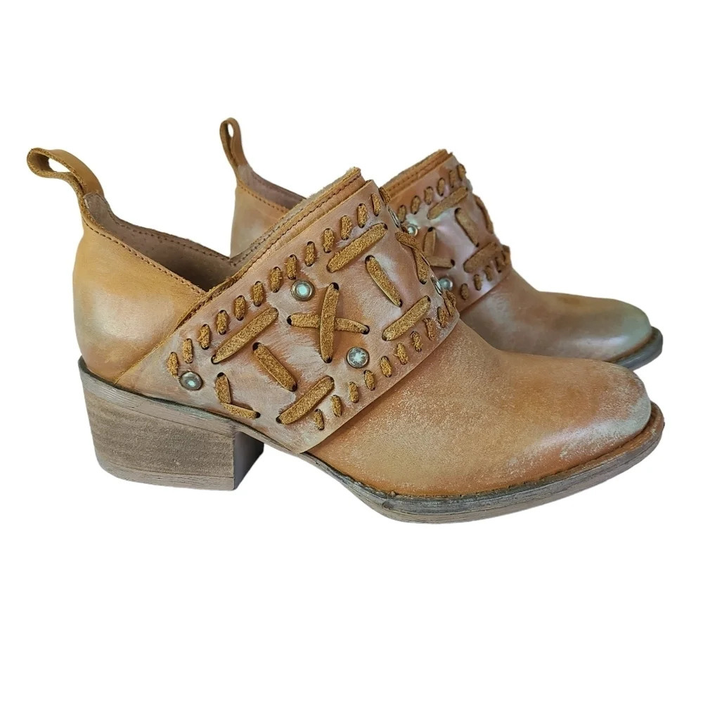 Circle G western ankle booties tan with turquoise‎ wash detail Women's size 6